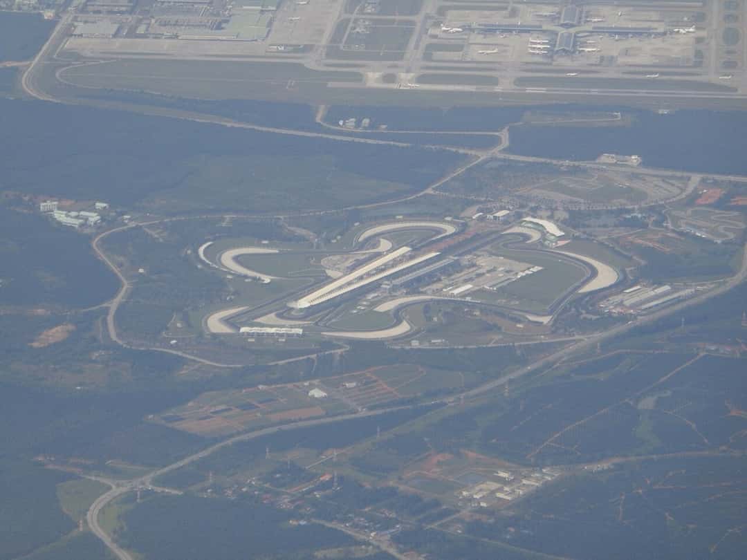 Vista aérea del circuito internacional de Sepang, con sus tribunas y el trazado rodeado de vegetación