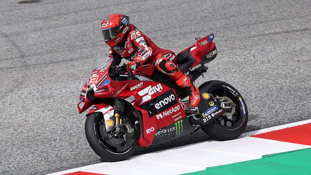 Foto de archivo: Marc Márquez, con el número 93, inclina la Ducati roja en una curva del Gran Premio de Austria 2026