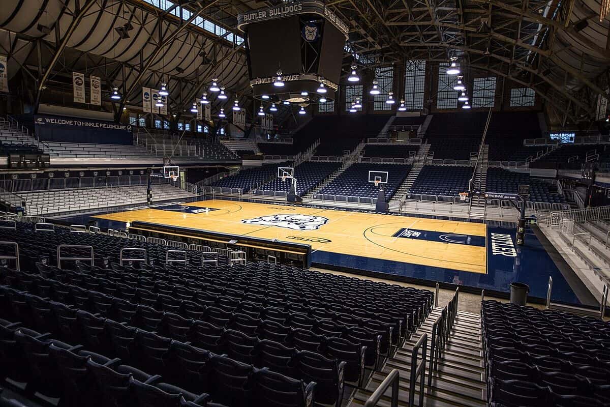 Foto de archivo: el interior vacío del Hinkle Fieldhouse, con la cancha de parqué, las butacas azules y el techo de vigas metálicas, en 2015