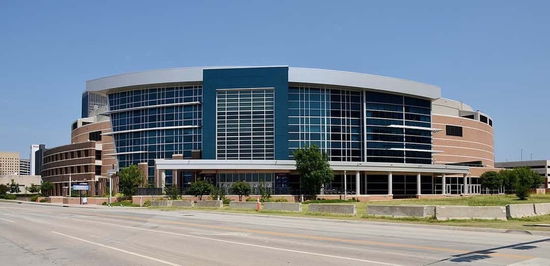 Foto de archivo: el frente vidriado del Paycom Center, el estadio del Oklahoma City Thunder, en un día de cielo despejado