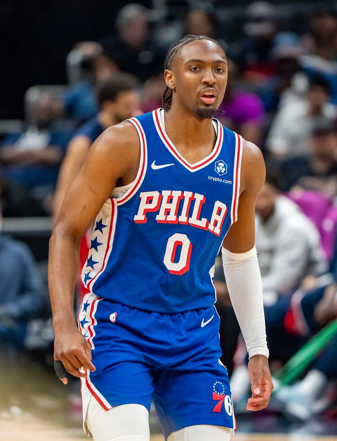 Foto de archivo: Tyrese Maxey, con la camiseta azul número 0 de los Philadelphia 76ers, durante un partido de la temporada 2025-26