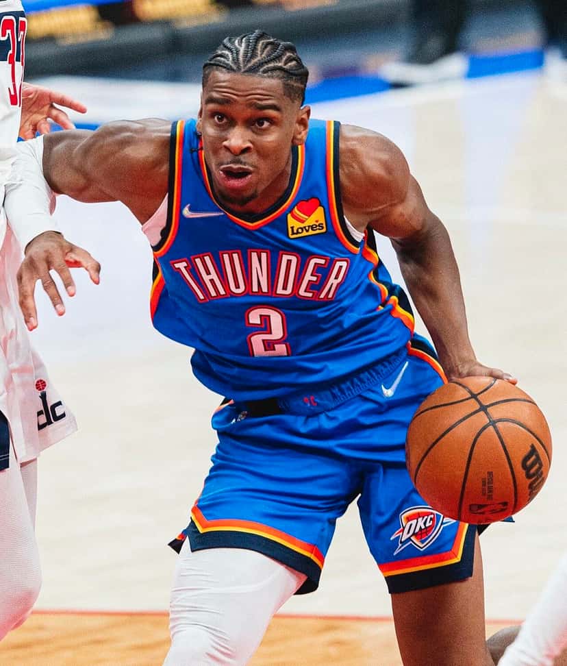 Foto de archivo: Shai Gilgeous-Alexander, con la camiseta azul número 2 del Oklahoma City Thunder, avanza con la pelota ante un rival de los Wizards