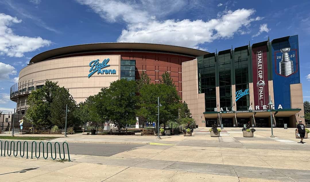 Foto de archivo: el frente del Ball Arena de Denver, con su cartel y el acceso principal, en un día de sol