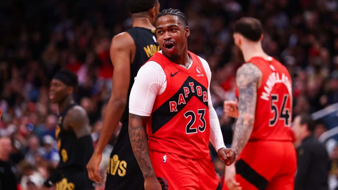 Jamal Shead, con la camiseta roja número 23 de los Raptors, festeja una jugada en un partido ante los Cleveland Cavaliers