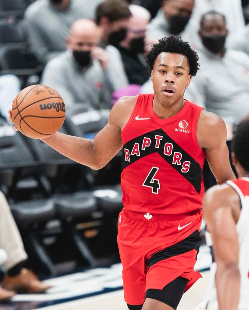 Foto de archivo: Scottie Barnes, con la camiseta roja número 4 de los Raptors, avanza con la pelota durante un partido en Washington
