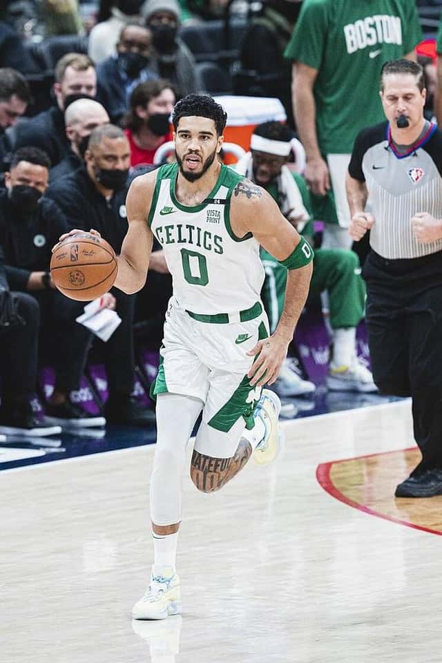 Foto de archivo: Jayson Tatum, con la camiseta blanca número 0 de los Celtics, avanza con la pelota durante un partido de 2022