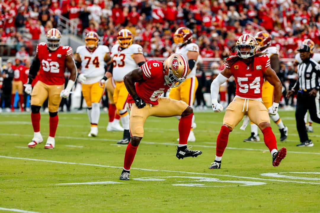 Malik Mustapha, con la camiseta roja número 6 de los 49ers, festeja una jugada de la defensa ante los Commanders en el Levi's Stadium