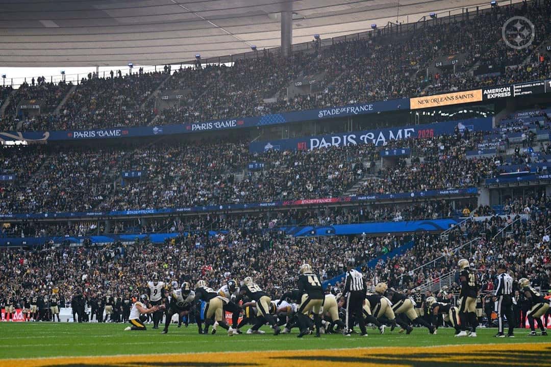 Vista general del Stade de France durante el partido entre los Steelers y los Saints, con las tribunas llenas y los dos equipos alineados para un gol de campo