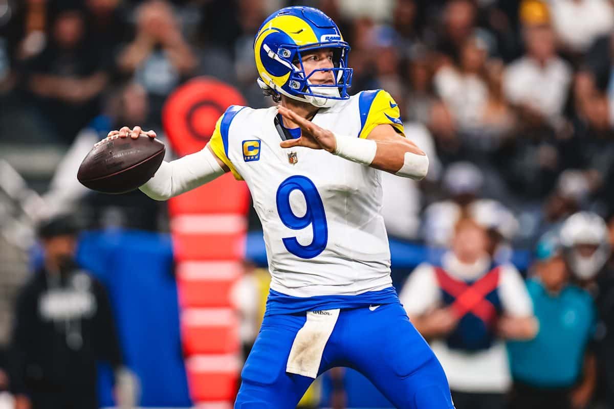 Matthew Stafford, con la camiseta blanca número 9 de los Rams, se prepara para lanzar un pase ante los Raiders en el Allegiant Stadium