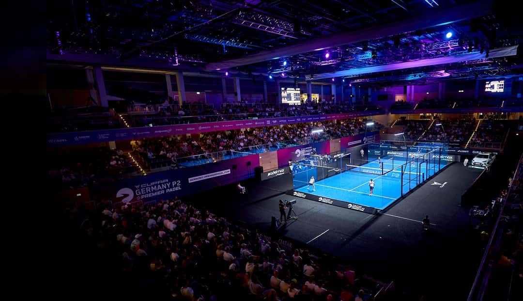 El court central del Castello Düsseldorf, con la cancha azul iluminada y las tribunas llenas durante el Germany Premier Padel P2 2025