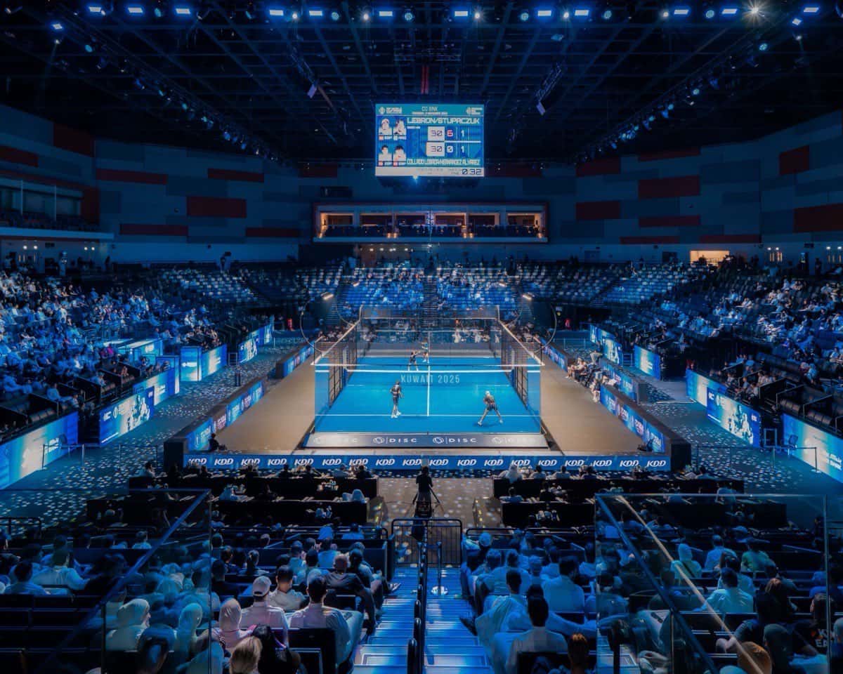 Foto de archivo: vista general de un estadio de Kuwait con la cancha de pádel iluminada en el centro y las tribunas llenas, en el Mundial de Parejas de la FIP de 2025