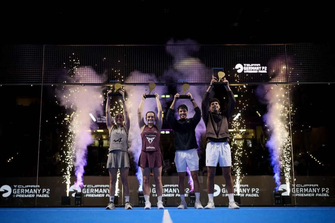 Agustín Tapia y Arturo Coello levantan sus trofeos de campeones junto a Martina Calvo y Claudia Fernández en el Germany Premier Padel P2 2026 (foto de archivo)
