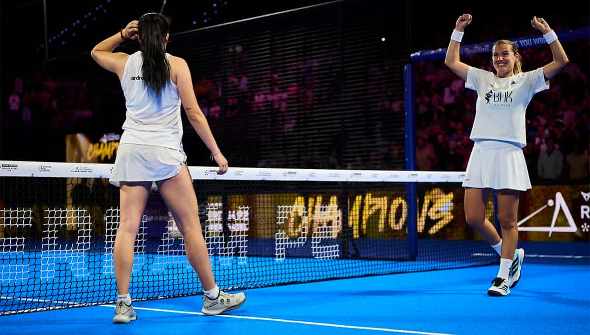 Andrea Ustero y Ari Sánchez festejan en la cancha central del Rotterdam Ahoy tras ganar la final del Rotterdam Premier Padel P2 2026
