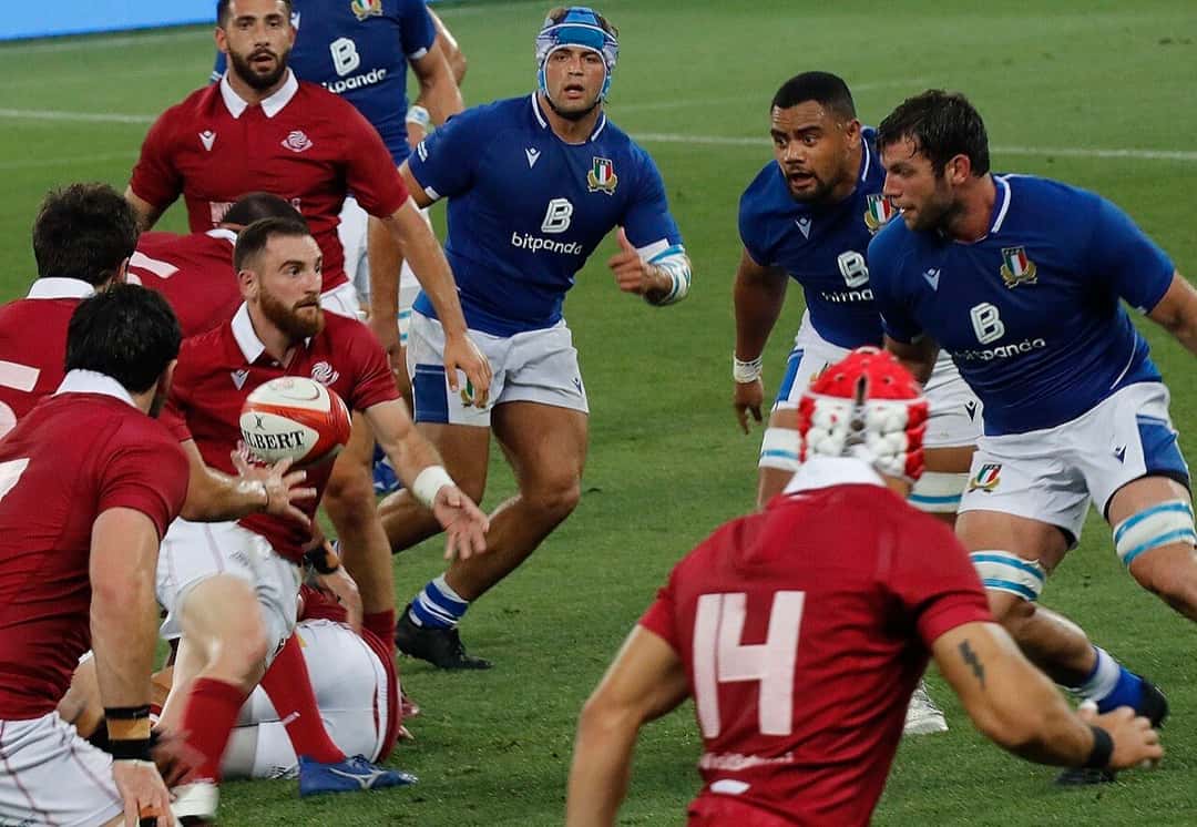 Foto de archivo: jugadores de Italia, con la camiseta azul, esperan la salida de la pelota de un ruck ante Georgia