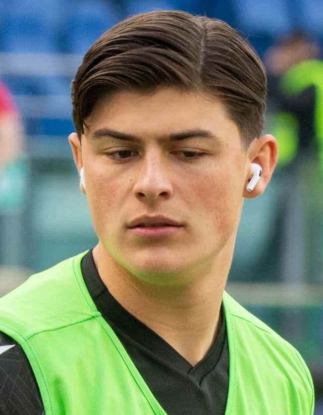 Foto de archivo: Louis Rees-Zammit, con una pechera verde flúor sobre la camiseta, durante la entrada en calor de un partido de Gales