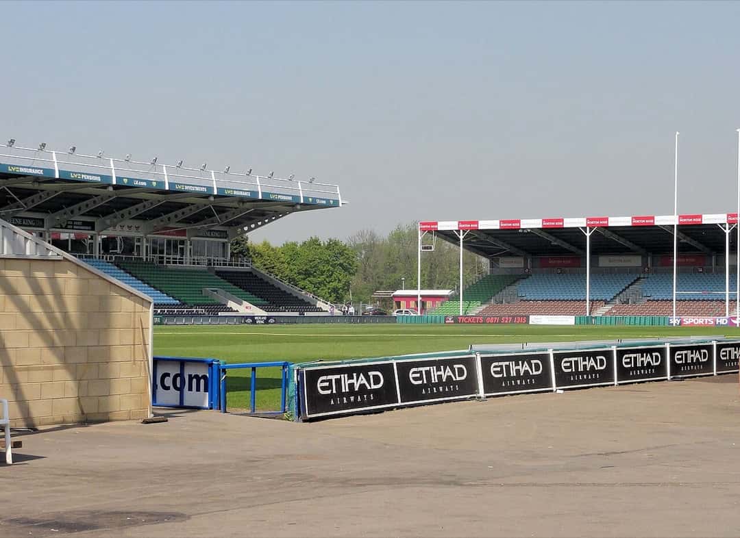 Foto de archivo: el Twickenham Stoop, estadio de Harlequins, con su tribuna techada y el césped vacío en un día soleado