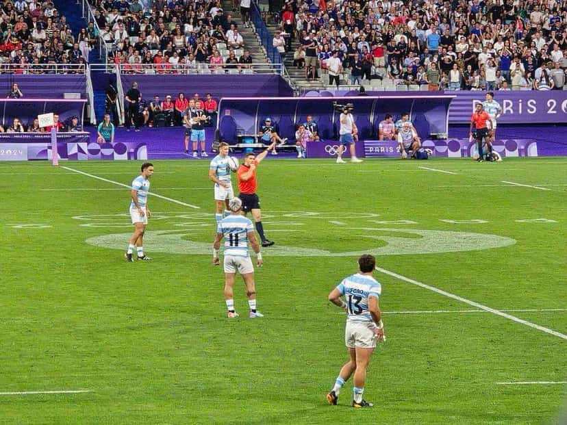 Foto de archivo: jugadores de Los Pumas 7s en la cancha del Stade de France, con el árbitro marcando una infracción, en París 2024