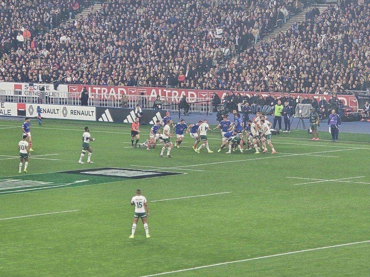 Foto de archivo: jugadores de Sudáfrica, de camiseta blanca, y de Francia, de azul, durante el test del Stade de France de noviembre de 2025, con el fullback sudafricano en primer plano