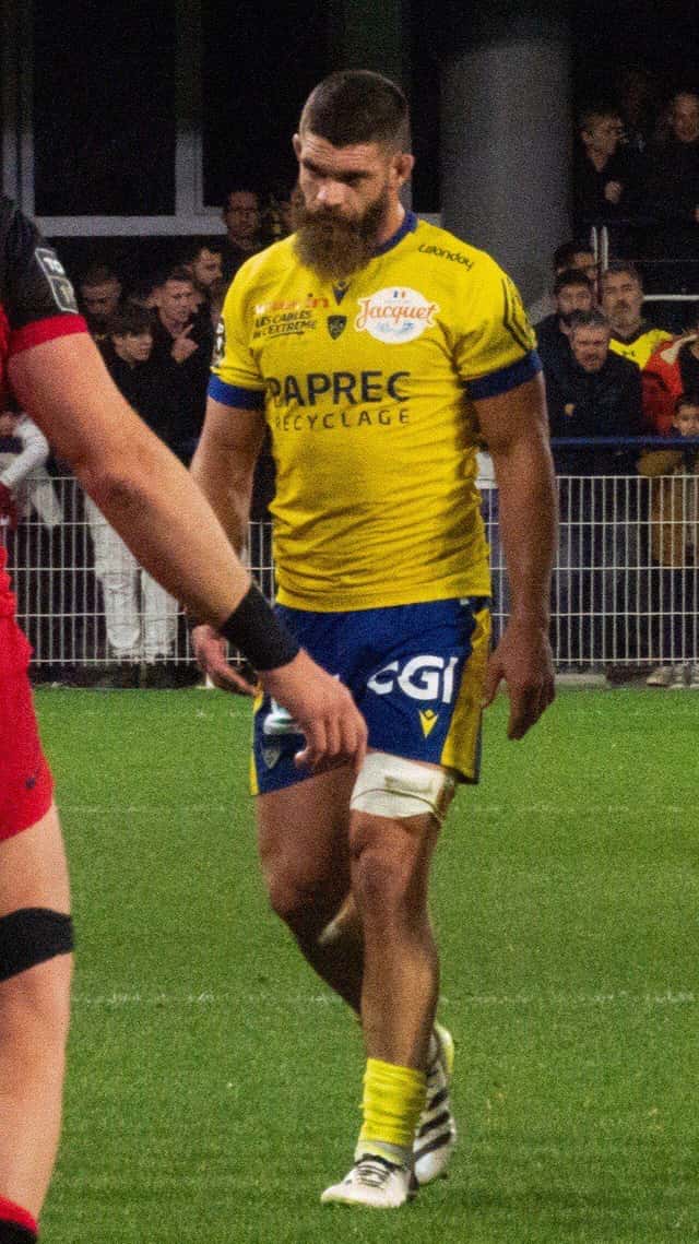 Foto de archivo: Marcos Kremer, de amarillo y azul con la camiseta del Clermont, camina por la cancha durante un partido del Top 14