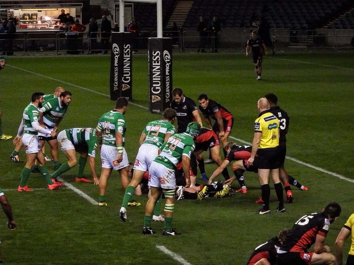 Foto de archivo: jugadores de Benetton, de verde y blanco, esperan junto a un ruck ante Edinburgh, de negro y rojo, en un partido de 2016