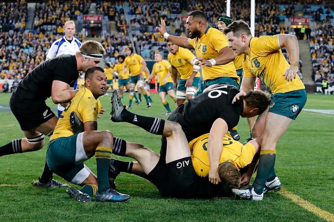 Foto de archivo: jugadores de Australia, con camisetas doradas, señalan tras una jugada sobre un ruck ante los All Blacks, en Sídney
