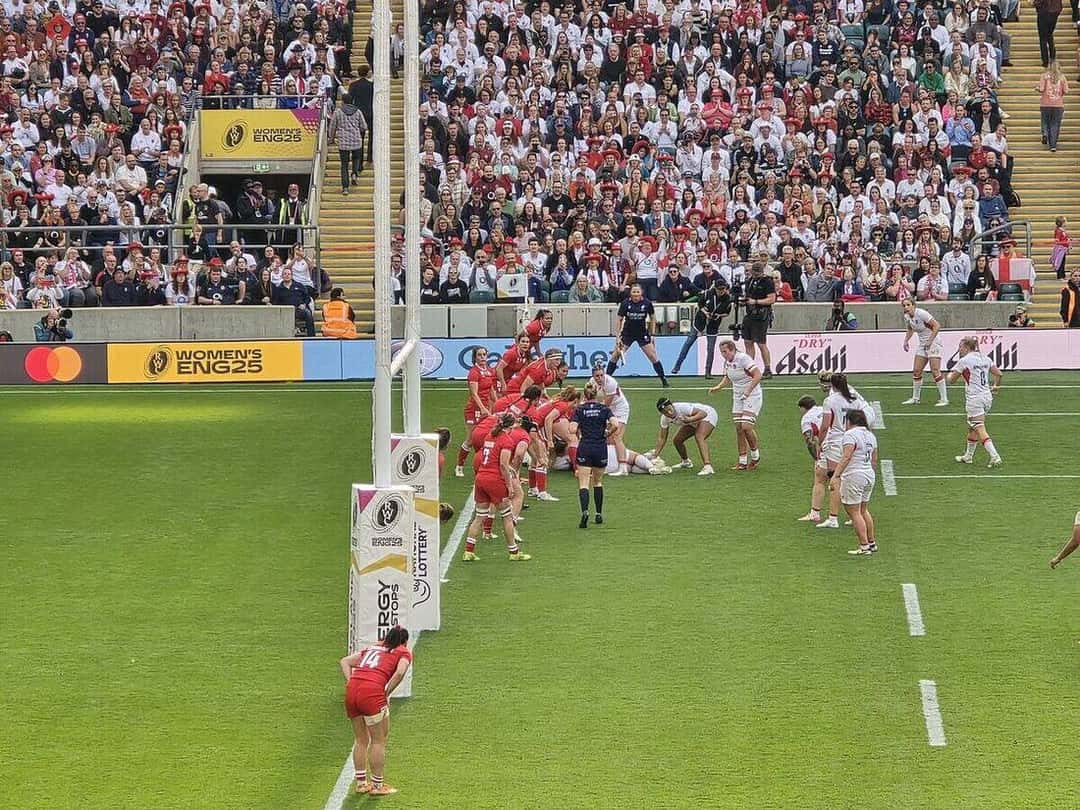 Foto de archivo: jugadoras de Inglaterra, de blanco, y de Canadá, de rojo, durante la final del Mundial femenino 2025 en un estadio lleno