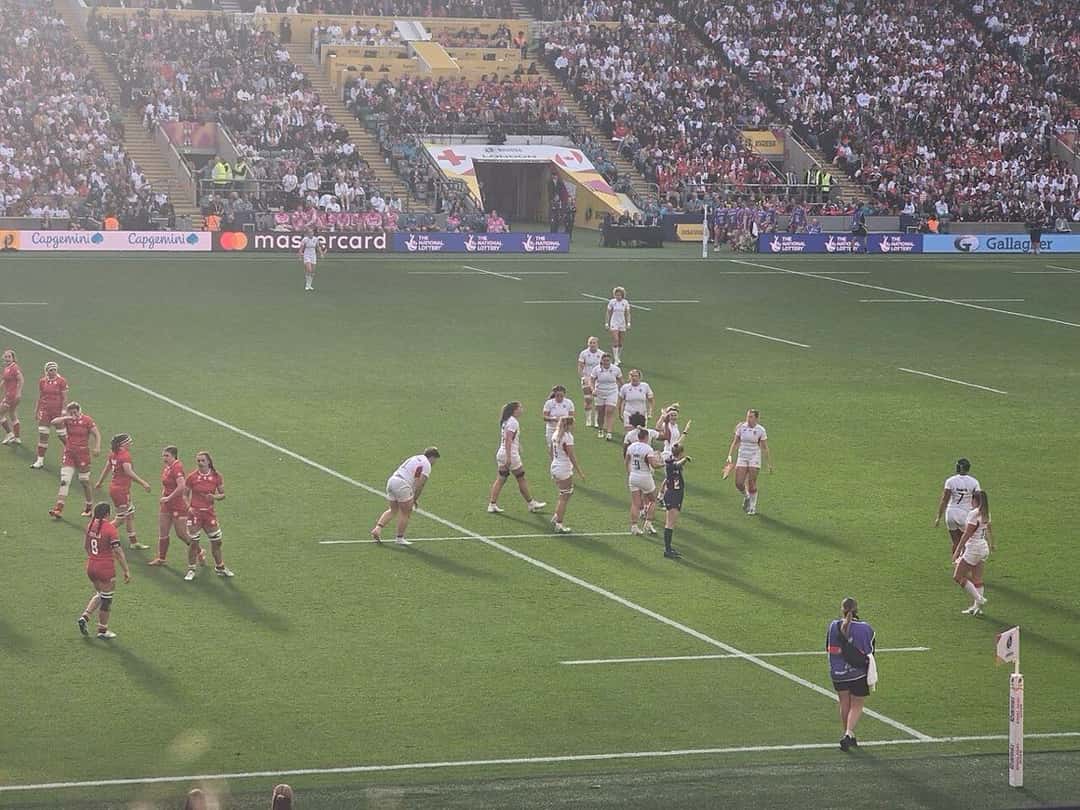 Foto de archivo: las jugadoras de Inglaterra, de blanco, y de Canadá, de rojo, en la cancha de Twickenham durante la final del Mundial femenino 2025