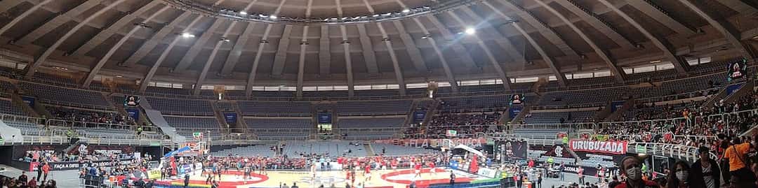 Vista panorámica del interior del Maracanãzinho de Río de Janeiro, con público en las tribunas durante una final de básquet en 2022