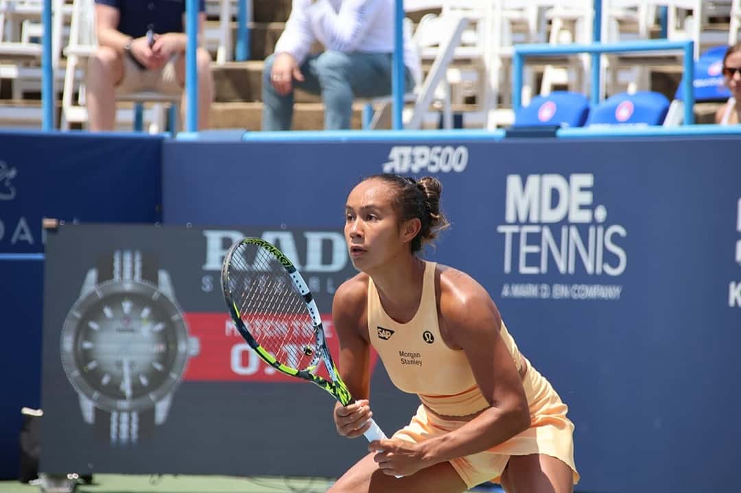 Foto de archivo: Leylah Fernandez, con vestido naranja claro, espera la devolución con la raqueta en la mano en el torneo de Washington 2025