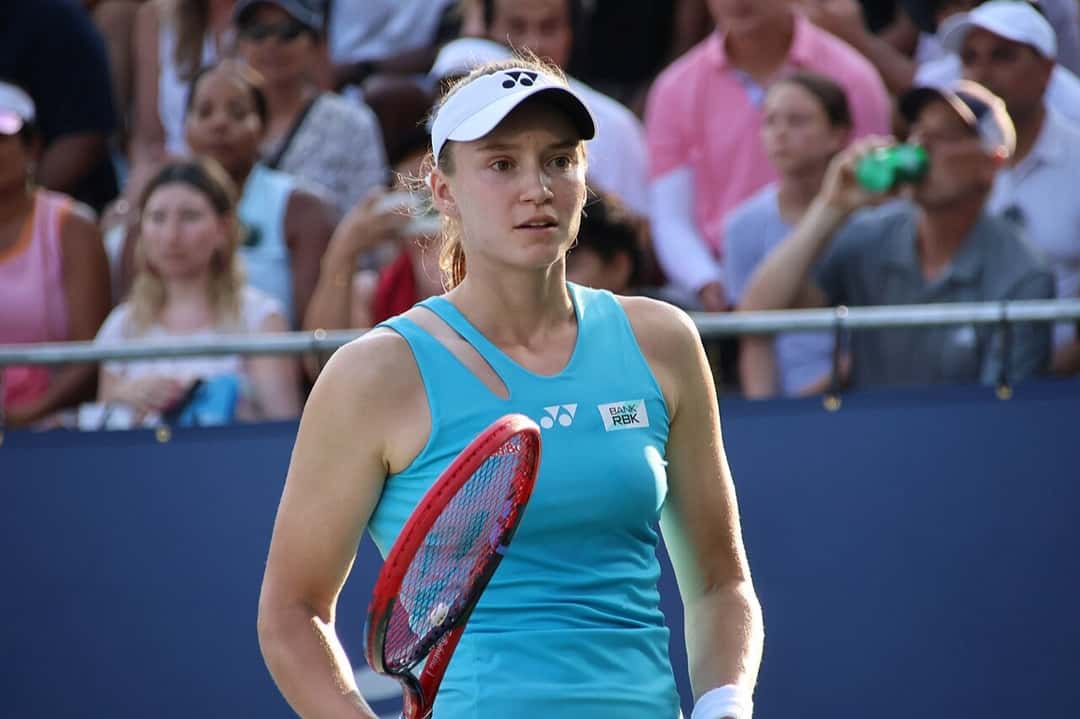 Foto de archivo: Elena Rybakina, con musculosa celeste y visera blanca, en la cancha durante el torneo de Washington 2025
