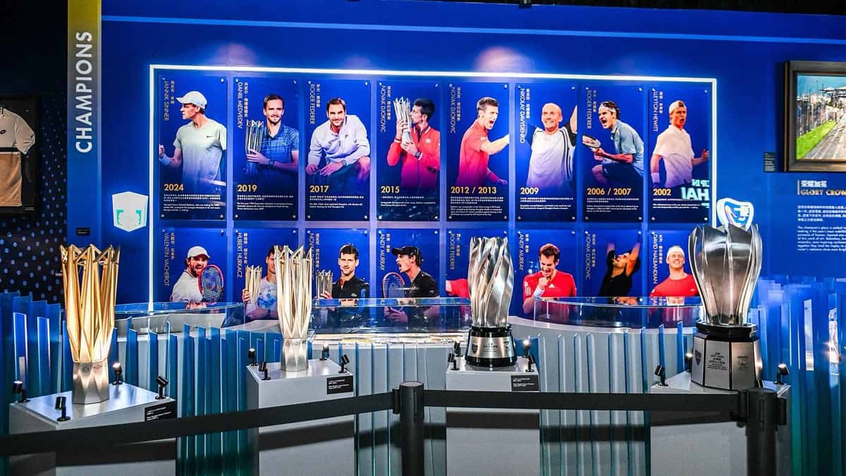 Los trofeos del Rolex Shanghai Masters exhibidos en el museo del torneo, delante de un muro azul con los paneles de los campeones de cada año