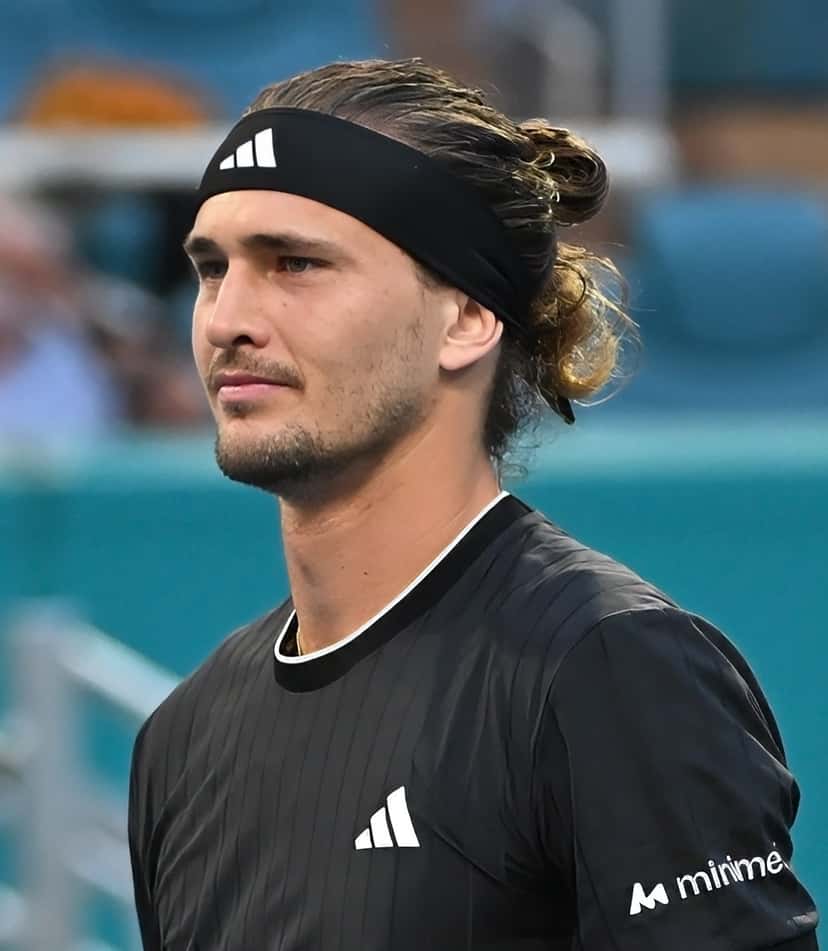 Foto de archivo: Alexander Zverev, con vincha negra y remera negra, mira hacia un costado antes de un partido, con la tribuna desenfocada detrás
