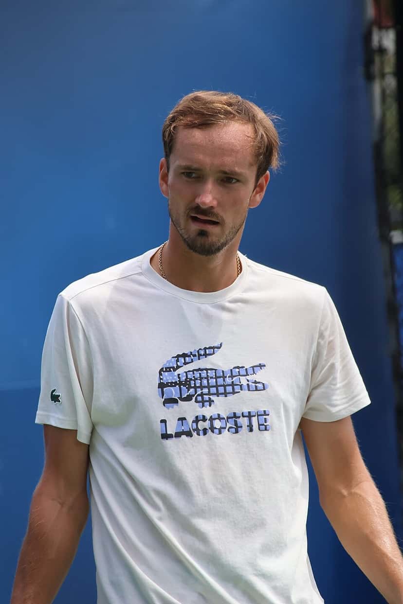 Foto de archivo: Daniil Medvedev, con remera blanca y el pelo despeinado, camina por la cancha durante un entrenamiento, con una lona azul detrás