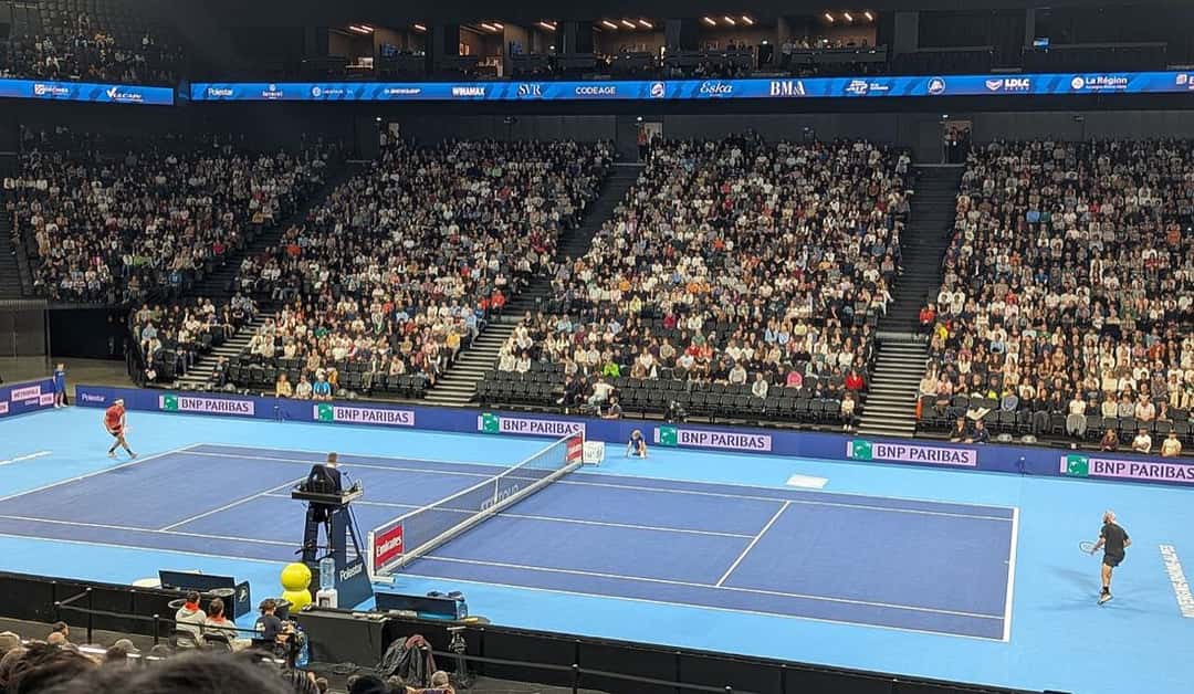 Foto de archivo: Tommy Paul y Taylor Fritz juegan una semifinal en una cancha dura azul bajo techo, con las tribunas llenas, en Lyon