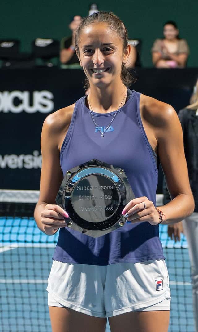 Foto de archivo: Jazmín Ortenzi, con musculosa azul y pollera blanca, sonríe con el plato de subcampeona del Road to Australia 2025