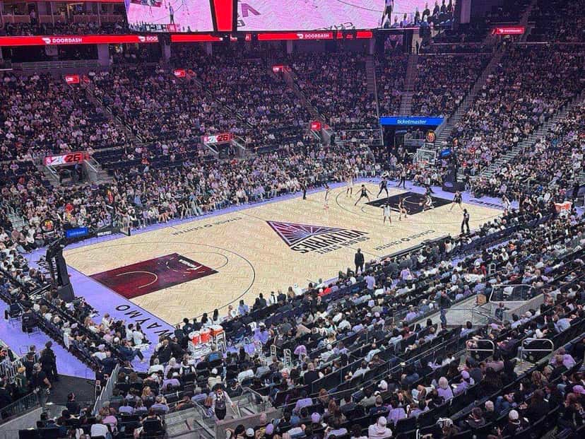 Foto de archivo: vista desde la tribuna alta de un partido entre las Golden State Valkyries y el Indiana Fever en el Chase Center de San Francisco, con el estadio lleno, en agosto de 2025