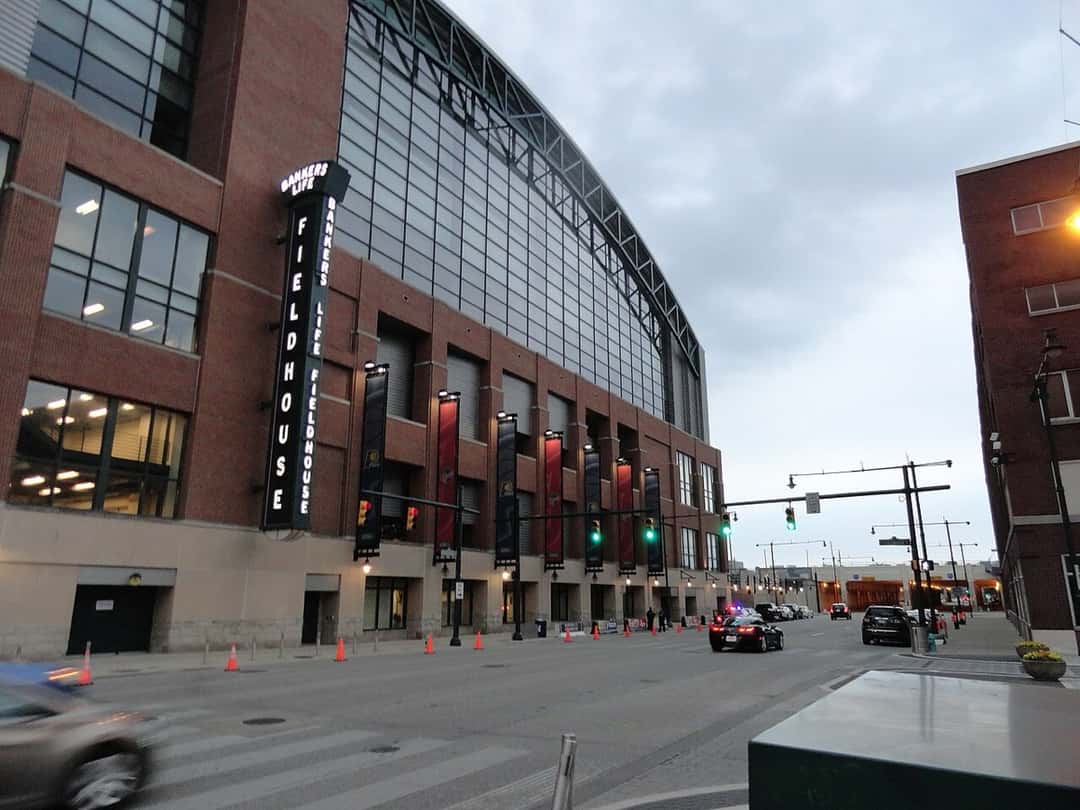 Foto de archivo: el Gainbridge Fieldhouse de Indianápolis, de ladrillo y vidrio, con banderas del equipo en la fachada, cuando todavía se llamaba Bankers Life Fieldhouse
