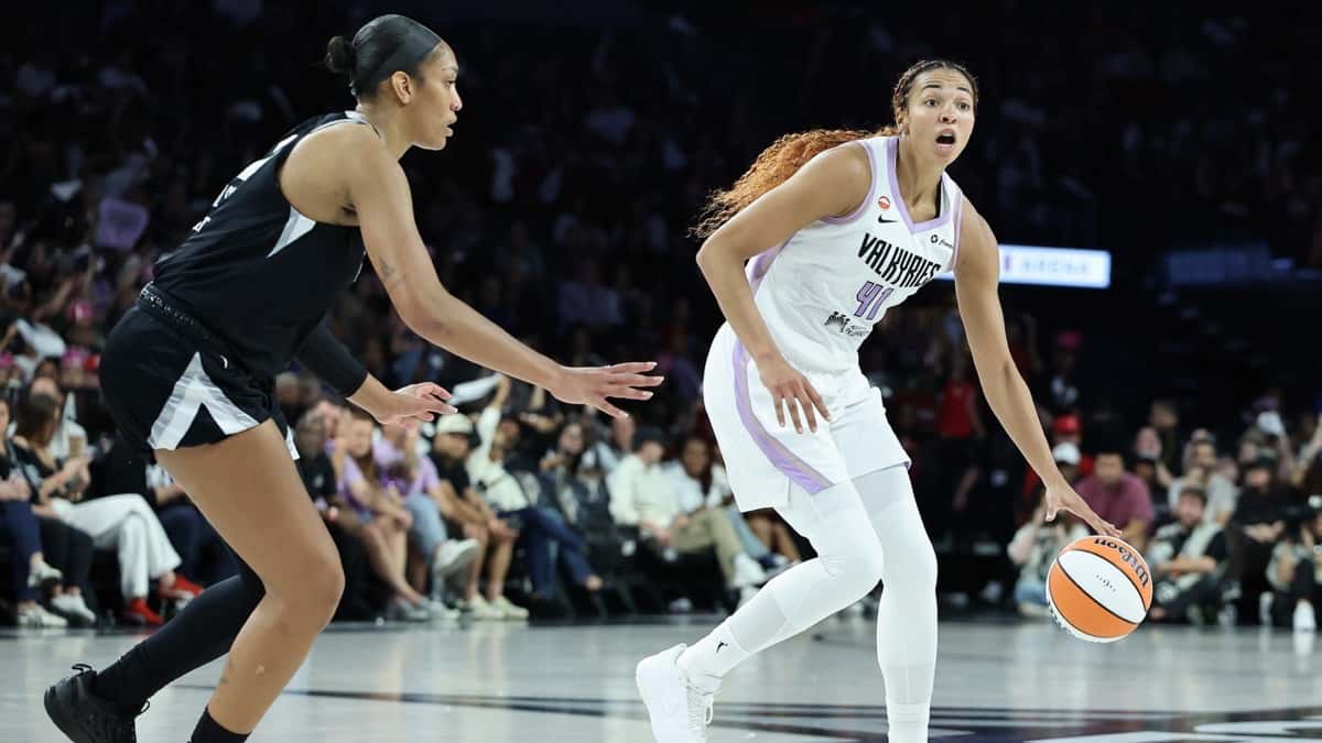 Kiah Stokes, con la camiseta blanca número 41 de Golden State Valkyries, conduce la pelota marcada por A'ja Wilson, de negro, durante el tercer partido de la semifinal en Las Vegas