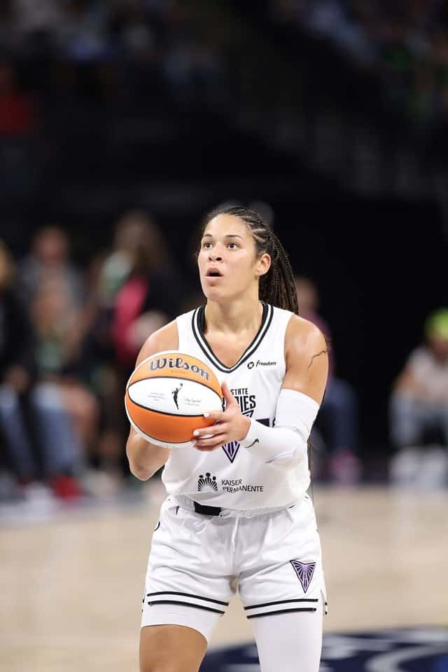 Foto de archivo: Veronica Burton, de las Valkyries, con la camiseta blanca, se prepara para tirar un libre con la pelota en las manos