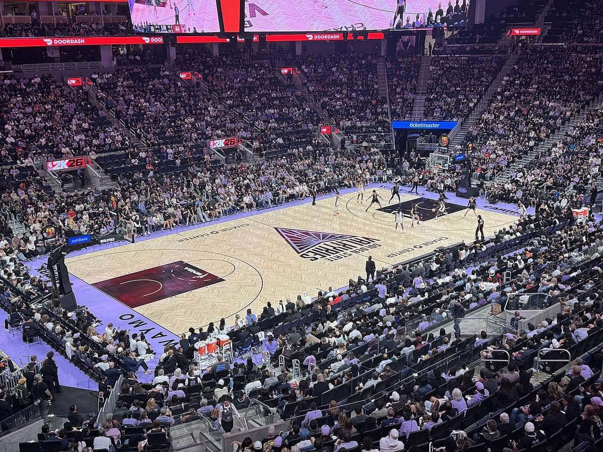 Imagen del estadio: el Chase Center de San Francisco con la cancha de las Valkyries, en tonos violeta, y las tribunas llenas durante un partido