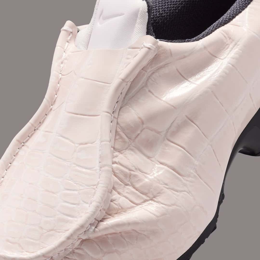 Detalle de la punta de la Nike Air Max Dolce Leather Pearl Pink, con el cuero rosa perla y las escamas de cocodrilo en relieve