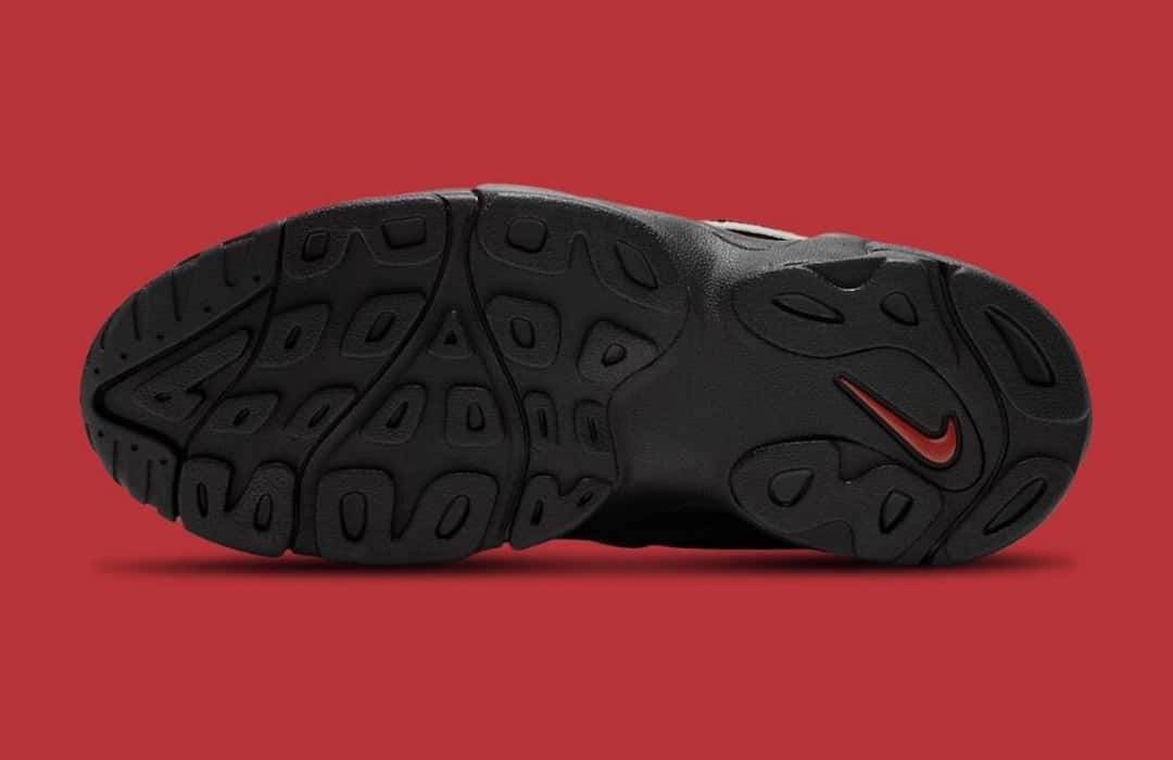 Suela negra de la Nike Air Diamond Turf 2 con el Swoosh rojo en el centro