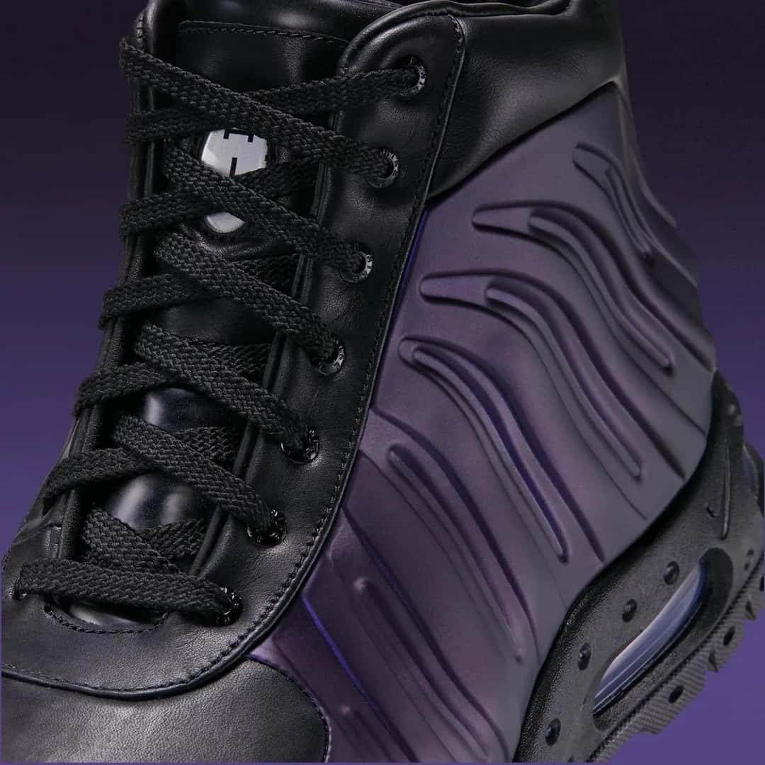 Detalle de la Nike Air Max Foamdome Eggplant con los cordones negros y la carcasa violeta en relieve