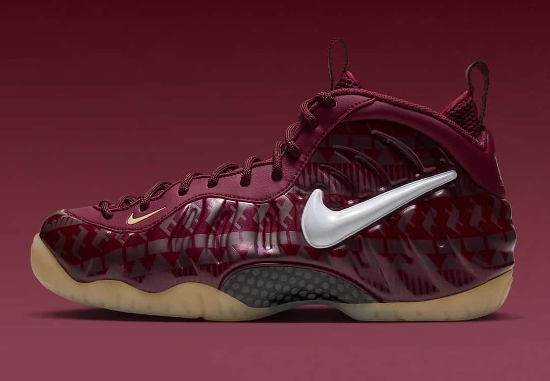 Nike Air Foamposite Pro Florida State de perfil en bordó, con la carcasa estampada y la suela traslúcida