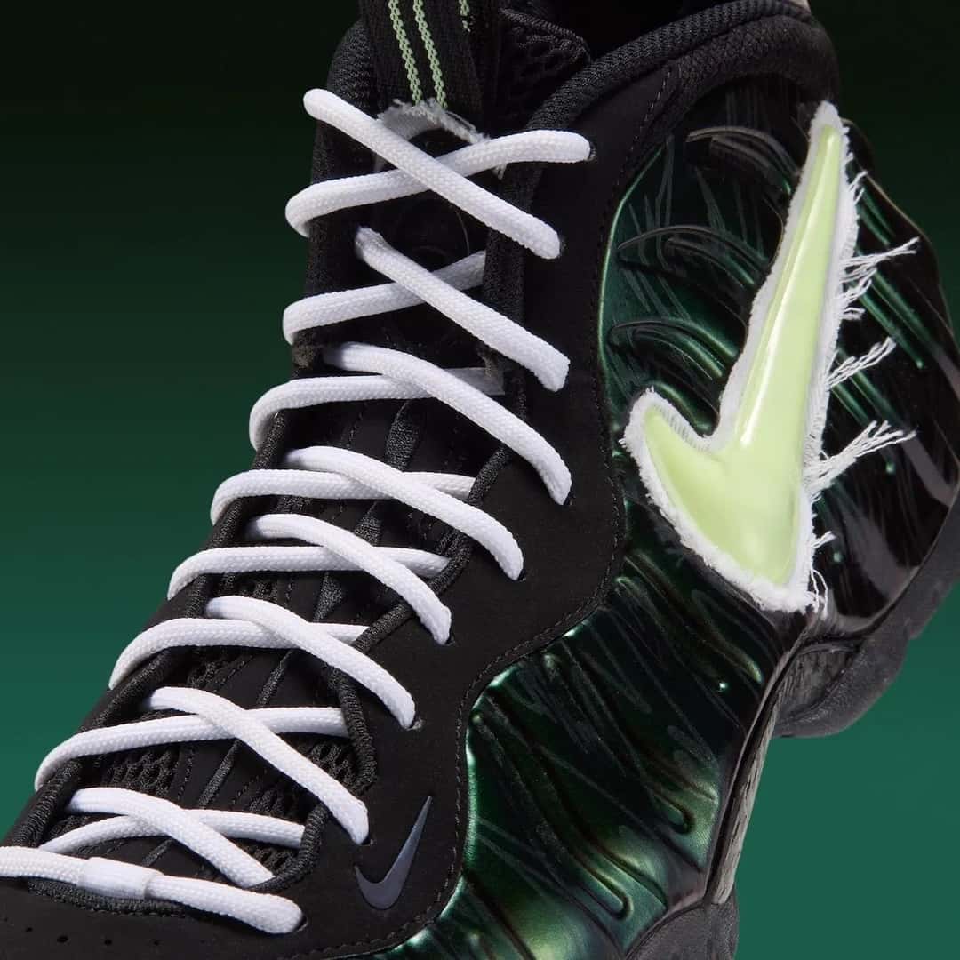 Detalle del Swoosh verde claro de la Nike Air Foamposite Pro Mummy Duck, con la tela blanca deshilachada alrededor y los cordones blancos