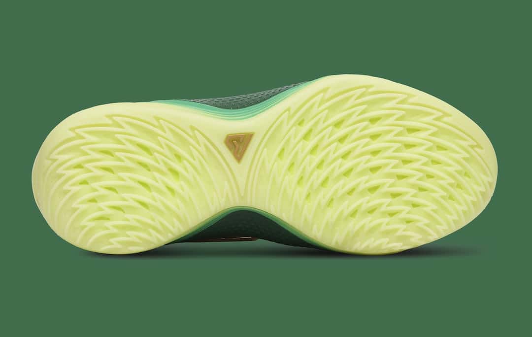 Suela de la Nike Giannis Freak 8 «Halloween» sobre fondo verde, de goma amarillo pálido con dibujo de tracción en zigzag y el logo GA dorado en el centro
