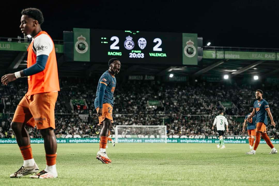El tablero de El Sardinero marca Racing 2, Valencia 2 en el segundo tiempo, mientras un jugador del Valencia festeja en el campo (foto: prensa Valencia CF)