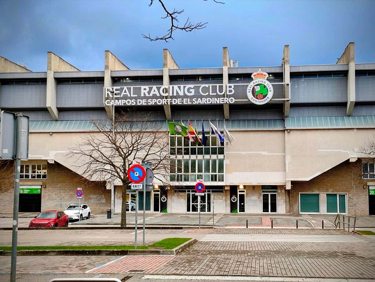 Fachada oeste de los Campos de Sport de El Sardinero, con el cartel del Real Racing Club y el escudo del club; foto de archivo de diciembre de 2025 (foto: Emilio Gómez Fernández, Wikimedia Commons, licencia CC BY-SA 4.0)