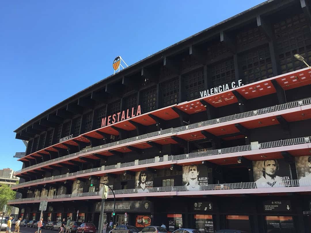 La fachada de Mestalla con las imágenes de leyendas del club, entre ellas Mario Kempes; foto de archivo de junio de 2024 (foto: Vysotsky, Wikimedia Commons, licencia CC BY-SA 4.0)