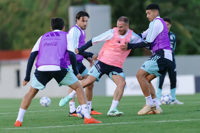 Jugadores de la Selección Argentina con pecheras de entrenamiento disputan una pelota en el último ensayo antes del amistoso con Burkina Faso